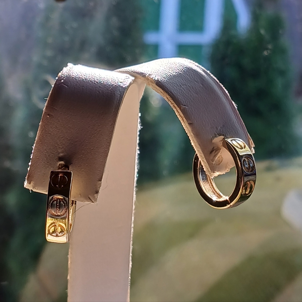 🎄18 K Gold Filled Nail Head Accent Hoop Earrings🎄